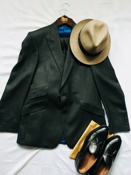 SUPERB 2-PIECE FINE HERRINGBONE AUTUMNAL GREEN WITH RED CHECK SUIT. 100% WOOL.