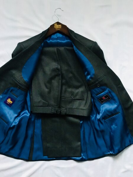 SUPERB 2-PIECE FINE HERRINGBONE AUTUMNAL GREEN WITH RED CHECK SUIT. 100% WOOL.