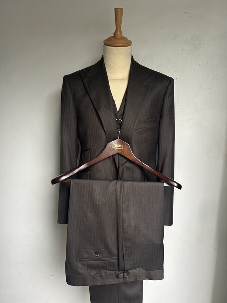 DELIGHTFUL 3-PIECE FINE HERRINGBONE CHOCOLATE BROWN SUIT. 100% WOOL