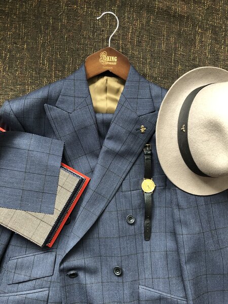 CLASSIC DOUBLE BREASTED 2-PIECE BLUE OVERCHECK SUIT. 100% WOOL.