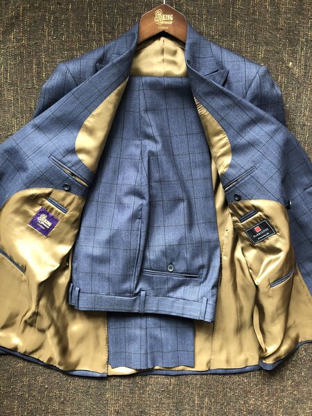 CLASSIC DOUBLE BREASTED 2-PIECE BLUE OVERCHECK SUIT. 100% WOOL.