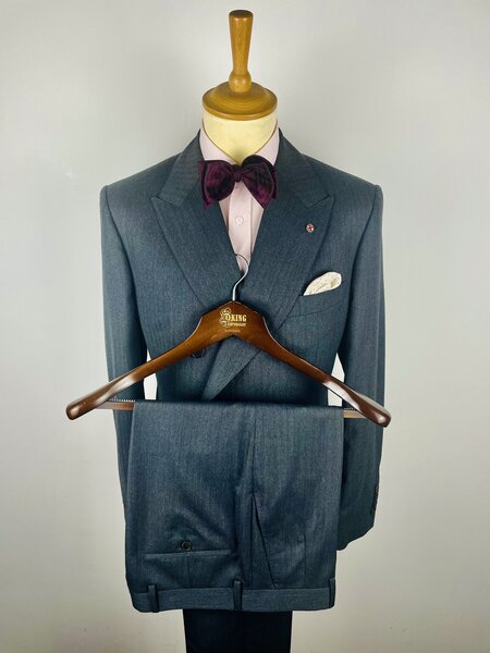 CLASSIC 2-PIECE FINE HERRINGBONE CHARCOAL GREY DOUBLE BREASTED SUIT. 100% WOOL