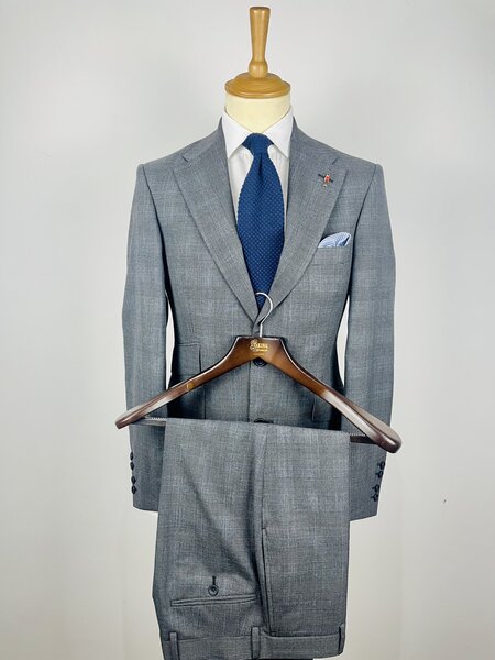 SUPERB 2-PIECE FINE HERRINGBONE LIGHT GREY SUIT. 100% WOOL.
