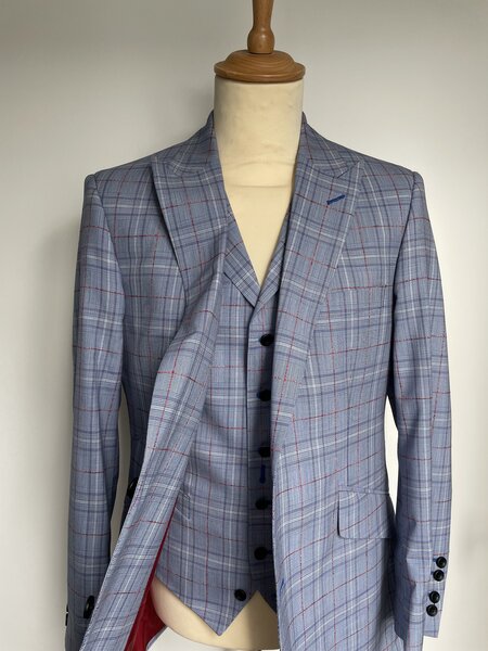 SUPERB 3-PIECE LIGHT BLUE GLEN CHECK WITH RED WINDOWPANE. 100% WOOL.