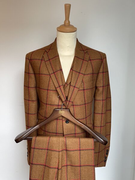 CLASSIC TWEED. 3-PIECE BURNT BROWN WITH RED&NAVY OVERCHECK SUIT. 100% WOOL.